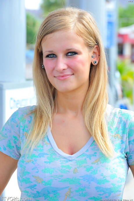 FTV Girls are pleased to offer you a free pics featuring Alice unveiling amazing shape