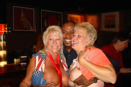 Real Tampa Swingers invite you to explore xxx pictures with Tracy Lick in amazing groupsex scene